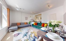 City Centre - 2 Bed Apartment- Free Parking & Netflix